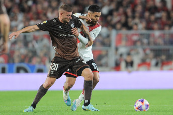 Buenos Aires, Argentina.- En las fotos tomadas el 21 de marzo del 2023, durante el partido entre River Plate y Platense en el Estadio Monumental por la jornada 17 de la Liga Profesional Argentina. River superó 2-1 a Platense y defendió su ventaja en la cima del Torneo de la Liga. Con goles de Miguel Borja y Nacho Fernandez, el equipo de Martín Demichelis quedó a cinco puntos de San Lorenzo en lo más alto de la tabla de posiciones.