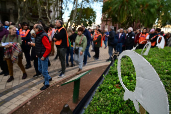 Rosario, Argentina.- En las fotos tomadas el 11 de mayo del 2023, organizaciones políticas, sindicales, estudiantiles y sociales repudiaron en la plaza 25 de Mayo de Rosario, durante la tradicional ronda de las Madres, las resoluciones de la Corte Suprema de Justicia que suspenden dos elecciones provinciales del próximo domingo al considerar que el máximo tribunal "operativa políticamente para la oposición".