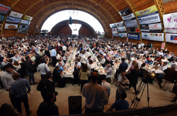 Mendoza, Argentina.- En las fotos tomadas el 5 de mayo del 2023, mendocinos y turistas participan de la Fiesta de la Ganadería en Mendoza, Argentina. Con anuncios de mejoras en las comunicaciones para el sector ganadero se inauguró la 42da. "Fiesta Nacional de la Ganadería de Zonas Áridas", el más grande evento festivo del oeste argentino que se extenderá hasta el domingo 7 de mayo, con variadas actividades socio productivas.