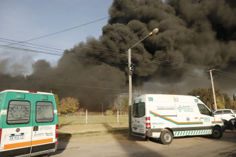 Mendoza, Argentina.- En las fotos tomadas el 23 de mayo del 2023, muestra el incendio de grandes proporciones que consumió una fábrica de la industria plástica en el sur de Mendoza, Argentina. El incendio, se habría originado por la explosión de una de las máquinas, "sin víctimas fatales pero con pérdidas casi totales", aseguraron los brigadistas.