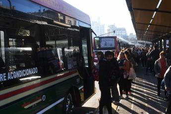 Buenos Aires, Argentina.- En las fotos tomadas el 15 de mayo del 2023, las personas esperan en una estación de subte en medio de una medida de fuerza que mantenía paralizado el servicio de la línea C, con recorrido entre Retiro y Constitución. El servicio del subte porteño fue interrumpido, en diferentes líneas y horarios. La medida colapsó la red de colectivos en medio de cortes y manifestaciones.