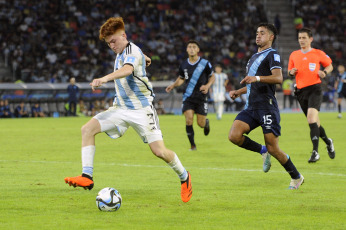 Santiago del Estero, Argentina.- En las fotos tomadas el 23 de mayo del 2023, durante el partido entre Argentina y Guatemala en el estadio Madre de Ciudades de Santiago del Estero por la fecha 2 del Grupo A del Mundial Sub 20. Argentina derrotó 3-0 a Guatemala, consiguiendo su segundo triunfo en la competición, luego de vencer en la primera jornada a Uzbekistán por 2-1. Los goles de la ‘Albiceleste’ fueron anotados por Alejo Veliz (17′), Luka Romero (65′) y Maximo Perrone (90+8′).