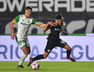 Buenos Aires, Argentina.- In the photos taken on May 8, 2023, during the match between San Lorenzo and Defensa y Justicia at the Nuevo Gasómetro Stadium on date 15 of the Professional League. San Lorenzo and Defensa y Justicia drew 0-0, a result that is of no use to either of them in the fight for the championship, given that both move away from the leader River.