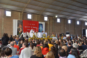 Paraná, Argentina.- En las fotos tomadas el 1 de mayo del 2023, presidida por Monseñor Puiggari, la Iglesia católica celebró la Fiesta de San José Obrero, patrono de los trabajadores. Con dos feriados nacionales, uno de ellos extendido con fines turísticos, mayo propone diversas actividades tradicionalistas para conmemorar un nuevo aniversario de la Revolución de 1810 y diversas celebraciones patronales como la Fiesta Nacional del Gaucho, en Salta, o la santiagueña del Señor de los Milagros de Mailín, entre otras exposiciones, maratones y concursos de pesca.