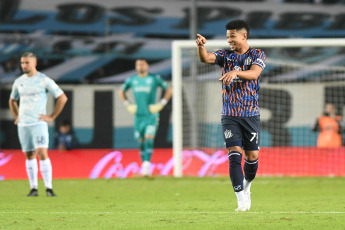 Buenos Aires, Argentina.- En las fotos tomadas el 8 de mayo del 2023, durante el encuentro entre Racing y Talleres de Córdoba en un partido por la decimoquinta fecha del torneo de la Liga Profesional de Fútbol (LPF) en el Estadio Presidente Perón. Racing cayó derrotado como local por 4 a 2 frente a Talleres, que quedó en el cuarto puesto del certamen.