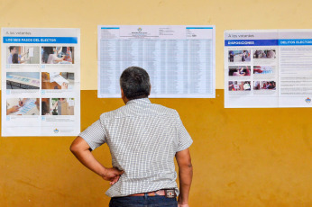 Jujuy, Argentina.- En las fotos tomadas el 7 de mayo del 2023, argentinos emitieron su voto en las elecciones locales en Jujuy. Los candidatos oficialistas ganaron las elecciones locales a gobernador que se llevaron a cabo este domingo en las provincias de Misiones, La Rioja y Jujuy, que se ubican en el norte de Argentina, según el recuento provisional de los votos.