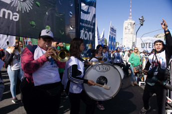 Buenos Aires, Argentina.- En las fotos tomadas el 1 de mayo del 2023, organizaciones sociales de Argentina conmemoraron este lunes el Día del Trabajador con actos y ollas populares contra los condicionamientos de un acuerdo con el Fondo Monetario Internacional (FMI) y reclamar medidas que morigeren los efectos de la inflación. Los actos del 1 de Mayo sirvieron también para expresar el rechazo a las reformas laborales que han prometido impulsar varios de los precandidatos presidenciales de la oposición de derecha.