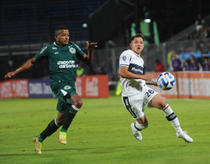 La Plata, Argentina.- En las fotos tomadas el 4 de mayo del 2023, durante el encuentro entre Gimnasia y Esgrima La Plata y Goiás de Brasil en el EstadioJuan Carmelo Zerillo en La Plata, Argentina. Gimnasia perdió 2-0 con el Goiás y luego de su tercera derrota seguida quedó muy comprometido para poder continuar en la Copa Sudamericana. El equipo brasileño marcó por medio de dos tantos de penal de Vinicius y Matheus Peixoto.