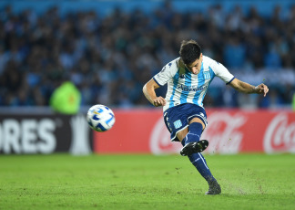 Buenos Aires, Argentina.- In the photos taken on May 4, 2023, during the match between Racing Club and Jorge Sampaoli's Flamengo at the Cilindro de Avellaneda. Racing drew 1-1 with Flamengo and maintains the leadership of Group A of the Copa Libertadores de América with 7 points. At the end of the first half, Gabriel Barbosa opened the score for Mengao and Nicolás Oroz equalized it at 74, with a free kick.