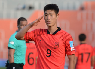 Mendoza, Argentina.- En las fotos tomadas el 22 de mayo del 2023, durante el partido entre Corea del Sur y Francia por la primera fecha del grupo F del Mundial Sub-20 de Argentina en el estadio Mendoza (oeste). Corea del Sur sorprendió a su similar de Francia, a la que derrotó por 2-1. Los goles fueron marcados por Lee Seung-Won (22) y Lee Young-Jun (64), mientras que el conjunto galo encontró el descuento en un penal anotado por Alan Virginius (70).