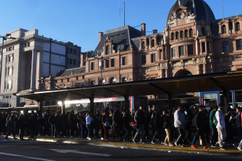 Buenos Aires, Argentina.- En las fotos tomadas el 15 de mayo del 2023, las personas esperan en una estación de subte en medio de una medida de fuerza que mantenía paralizado el servicio de la línea C, con recorrido entre Retiro y Constitución. El servicio del subte porteño fue interrumpido, en diferentes líneas y horarios. La medida colapsó la red de colectivos en medio de cortes y manifestaciones.