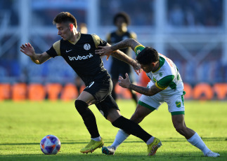 Buenos Aires, Argentina.- En las fotos tomadas el 8 de mayo del 2023, durante el encuentro entre San Lorenzo y Defensa y Justicia en el Estadio Nuevo Gasómetro por la fecha 15 de la Liga Profesional. San Lorenzo y Defensa y Justicia empataron 0-0, resultado que no le sirve a ninguno en la pelea por el campeonato, dado que ambos se alejan del líder River.