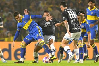 Buenos Aires, Argentina.- En las fotos tomadas el 14 de mayo del 2023, durante el partido entre Boca Juniors y Belgrano por la fecha 16 de la Liga Profesional Argentina en La Bombonera. Boca venció 2-0 a Belgrano y logró su objetivo de reponerse de la caída ante River por 1-0 en el Superclásico. El Xeneize sumó de a tres pese a estar lejos de la cima.