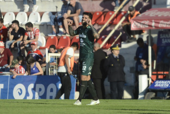 Santa Fe, Argentina.- En las fotos tomadas el 15 de mayo del 2023, durante el partido entre Sarmiento y Union en la jornada 16 de la Liga Profesional Argentina en el Estadio 15 de Abril. Sarmiento venció por 2-0 a Union como visitante, con goles de Javier Toledo (a los 17, 54 minutos). En la próxima fecha, Union se medirá con Central Córdoba, mientras que Sarmiento tendrá como rival a Huracán.