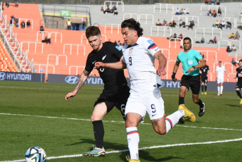 Mendoza, Argentina.- En las fotos tomadas el 30 de mayo del 2023, durante el partido entre Nueva Zelanda y Estados Unidos por los octavos de final del Mundial Sub20 en el estadio Malvinas Argentinas de Mendoza. Estados Unidos goleó 4-0 a Nueva Zelanda y se medirá en cuartos de final ante el ganador del cruce que disputarán Gambia-Uruguay.