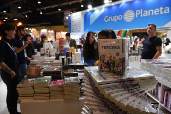 Buenos Aires, Argentina.- In the photos taken on May 8, 2023, people visit the Buenos Aires Book Fair in La Rural. After a weekend of great flow of people, the Buenos Aires Book Fair 2023 continues. There are only 7 days left of the most important cultural event in the country, and all are loaded with activities with presentations of the latest news from the publishing industry , talks and tables with authors, book signings, workshops for children and poetry readings.