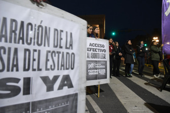 Buenos Aires, Argentina.- En las fotos tomadas el 29 de mayo del 2023, mujeres participan de un "Pañuelazo" en Buenos Aires en reclamo de la "efectiva implementación" de la ley Interrupción Voluntaria del Embarazo (IVE). La protesta, se realizó debido que “aún hay barreras, dilaciones y objetores de conciencia que obstaculizan el acceso a la práctica”, según afirmó la Campaña Nacional. Al mismo tiempo, la regional de la Ciudad de Buenos Aires (CABA) del colectivo convocó a una “ronda de conversación” con motivo de conmemorarse el Día Internacional de Acción por la Salud de las Mujeres.