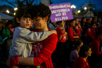 Buenos Aires, Argentina.- En las fotos tomadas el 17 de mayo del 2023, más de 40 organizaciones participaron de la primera marcha contra la violencia ginecobstétrica y neonatal en Buenos Aires, Argentina. Con la consigna “sumate a la marea roja”, la marcha se realizó en reclamo de la “efectiva” aplicación de la Ley de Parto Respetado en “todas las instituciones del país”, en el marco de la Semana Mundial del Parto Respetado.