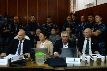 Buenos Aires, Argentina.- En las fotos tomadas el 17 de mayo del 2023, un jurado popular deliberó para decidir si cuatro policías bonaerenses son culpables o no de haber causado la "Masacre de San Miguel del Monte", en la que cuatro chicos murieron tras una persecución policial a los tiros y posterior choque en mayo del 2019, informaron fuentes judiciales. Tras casi ocho horas de deliberación, el jurado encontró culpables a los cuatro policías bonaerenses acusados de provocar la muerte de Danilo Sansone (13), Camila López (13), Gonzalo Domínguez (14) y Aníbal Suárez (22) y serias heridas a Rocío Q. (17), la única sobreviviente de la denominada “Masacre de Monte”.