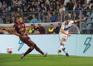 La Plata, Argentina.- En las fotos tomadas el 15 de mayo del 2023, durante el partido entre Gimnasia y Lanús en un partido de la jornada 16 de la Liga Profesional Argentina en el Estadio Juan Carmelo Zerillo. Gimnasia venció por 1-0 a Lanús como local con un gol de Maximiliano Comba, a los 92 minutos. En la próxima fecha, Gimnasia se medirá con Godoy Cruz, mientras que Lanús tendrá como rival a Newell’s.