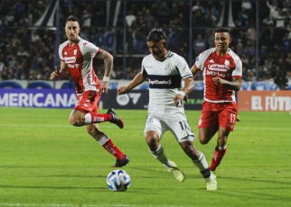 La Plata, Argentina.- En las fotos tomadas el 23 de mayo del 2023, durante el partido entre Gimnasia e Independiente Santa Fe, en el Estadio Juan Carmelo Zerillo por la cuarta fecha del Grupo G de la Copa Sudamericana. Gimnasia venció 1-0 a Independiente Santa Fe en La Plata y se ilusiona con poder avanzar en el certamen. El gol de Franco Torres le dio la victoria al Lobo.