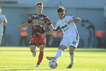 Buenos Aires, Argentina.- En las fotos tomadas el 15 de mayo del 2023, durante el partido entre Barracas Central y Central Córdoba de Santiago del Estero en el estadio "Claudio 'Chiqui' Tapia, en uno de los partidos de la Liga Profesional de Fútbol (LPF). Barracas empató ante Central Córdoba. El "ferroviario" comenzó ganando con los goles de Lucas Gamba (13') y Facundo Castelli (37'), mientras que Iván Tapia (59'), de penal, y Franco Frías (88') igualó para el "guapo".