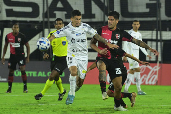 Rosario, Argentina.- En las fotos tomadas el 2 de mayo del 2023, durante el encuentro entre Newell’s y Santos en el estadio Coloso Marcelo Bielsa en Rosario, Argentina. Newell’s venció 1-0 al Santos de Brasil y se consolidó en la punta del Grupo E luego de tres fechas de la Copa Sudamericana, llegando a 9 unidades con un puntaje perfecto y la valla invicta