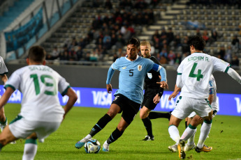 La Plata, Argentina.- En las fotos tomadas el 22 de mayo del 2023, durante el partido entre Uruguay e Irak en un encuentro disputado en el Estadio Único 'Diego Armando Maradona' de La Plata. Uruguay se estrenó en el Mundial Sub 20 de Argentina con una goleada de 4-0 sobre Irak, catapultándolo hacia la cima del Grupo E. Matías Abaldo, Andrés Ferrari, Facundo González y Alan Matturro, marcaron los goles que le dieron los primeros tres puntos a los dirigidos por Marcelo Broli.