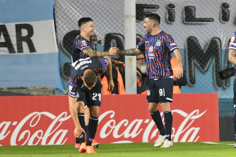 Buenos Aires, Argentina.- En las fotos tomadas el 8 de mayo del 2023, durante el encuentro entre Racing y Talleres de Córdoba en un partido por la decimoquinta fecha del torneo de la Liga Profesional de Fútbol (LPF) en el Estadio Presidente Perón. Racing cayó derrotado como local por 4 a 2 frente a Talleres, que quedó en el cuarto puesto del certamen.