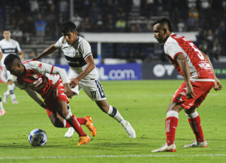 La Plata, Argentina.- En las fotos tomadas el 23 de mayo del 2023, durante el partido entre Gimnasia e Independiente Santa Fe, en el Estadio Juan Carmelo Zerillo por la cuarta fecha del Grupo G de la Copa Sudamericana. Gimnasia venció 1-0 a Independiente Santa Fe en La Plata y se ilusiona con poder avanzar en el certamen. El gol de Franco Torres le dio la victoria al Lobo.