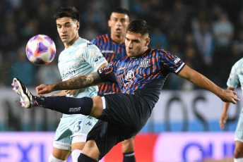 Buenos Aires, Argentina.- En las fotos tomadas el 8 de mayo del 2023, durante el encuentro entre Racing y Talleres de Córdoba en un partido por la decimoquinta fecha del torneo de la Liga Profesional de Fútbol (LPF) en el Estadio Presidente Perón. Racing cayó derrotado como local por 4 a 2 frente a Talleres, que quedó en el cuarto puesto del certamen.