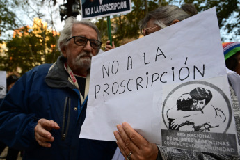 Rosario, Argentina.- En las fotos tomadas el 11 de mayo del 2023, organizaciones políticas, sindicales, estudiantiles y sociales repudiaron en la plaza 25 de Mayo de Rosario, durante la tradicional ronda de las Madres, las resoluciones de la Corte Suprema de Justicia que suspenden dos elecciones provinciales del próximo domingo al considerar que el máximo tribunal "operativa políticamente para la oposición".