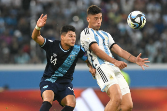 Santiago del Estero, Argentina.- En las fotos tomadas el 23 de mayo del 2023, durante el partido entre Argentina y Guatemala en el estadio Madre de Ciudades de Santiago del Estero por la fecha 2 del Grupo A del Mundial Sub 20. Argentina derrotó 3-0 a Guatemala, consiguiendo su segundo triunfo en la competición, luego de vencer en la primera jornada a Uzbekistán por 2-1. Los goles de la ‘Albiceleste’ fueron anotados por Alejo Veliz (17′), Luka Romero (65′) y Maximo Perrone (90+8′).