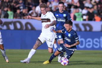 Buenos Aires, Argentina.- En las fotos tomadas el 14 de mayo del 2023, durante el partido entre Platense y Racing por la jornada 16 de la Liga Profesional Argentina en el Estadio Ciudad de Vicente López. Platense venció por 3-0 a Racing como local, con goles de Gonzalo Valdivia (a los 5 minutos), Ronaldo Martínez (a los 24 minutos) y Nicolás Servetto (a los 96 minutos). En la próxima fecha, Racing se medirá con Vélez, mientras que Platense tendrá como rival a River.