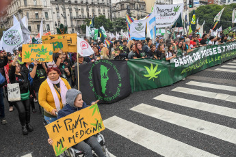 Buenos Aires, Argentina.- En las fotos tomadas el 6 de mayo del 2023, asociaciones de cultivadores y usuarios de marihuana participaron de la versión local de la 14° Marcha Mundial de la Marihuana, con una movilización desde Plaza de Mayo al Congreso para reclamar por la despenalización y que deje de haber personas presas por cultivar.