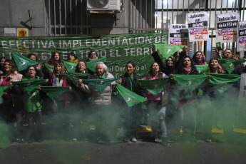 Buenos Aires, Argentina.- En las fotos tomadas el 29 de mayo del 2023, mujeres participan de un "Pañuelazo" en Buenos Aires en reclamo de la "efectiva implementación" de la ley Interrupción Voluntaria del Embarazo (IVE). La protesta, se realizó debido que “aún hay barreras, dilaciones y objetores de conciencia que obstaculizan el acceso a la práctica”, según afirmó la Campaña Nacional. Al mismo tiempo, la regional de la Ciudad de Buenos Aires (CABA) del colectivo convocó a una “ronda de conversación” con motivo de conmemorarse el Día Internacional de Acción por la Salud de las Mujeres.