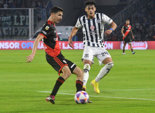 Córdoba, Argentina.- En las fotos tomadas el 14 de mayo del 2023, durante el partido entre Talleres y River Plate por la fecha 16 de la Liga Profesional Argentina en el Estadio Mario Alberto Kempes, de la ciudad de Córdoba. Talleres venció 2-1 a River, con goles de Rodrigo Garro (63 y 73) y sumó tres puntos posicionándose en la tercera casilla de la tabla con 30 puntos.