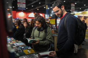 Buenos Aires, Argentina.- En las fotos tomadas el 5 de mayo del 2023, argentinos visitan la Feria del Libro de Buenos Aires en La Rural. Continúa la 47° edición de la Feria Internacional del Libro de Buenos Aires, el mayor acontecimiento cultural argentino y de gran resonancia en Latinoamérica. Tras un 2022 histórico, que batió récords y tuvo la visita de más de 1.300.000 lectores, la Feria tiene un cronograma mayor al de la última edición, ya que cuenta con más de 2.000 actividades -500 más-, durante las casi tres semanas de exposición.