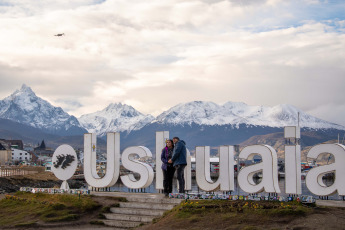 Ushuaia, Argentina.- En las fotos tomadas el 28 de mayo del 2023, turistas visitaron la ciudad argentina de Ushuaia. De acuerdo a los primeros relevamientos del Observatorio Argentino de Turismo (OAT), más de 1,3 millones de personas se movilizaron por los principales destinos turísticos argentinos, lo que constituyó una cifra récord para este fin de semana de mayo. El impulso de la cuarta edición del programa PreViaje, el impacto del Mundial Sub-20 y la llegada de visitantes del extranjero (especialmente desde Chile, Uruguay y Brasil) son los principales factores del éxito.