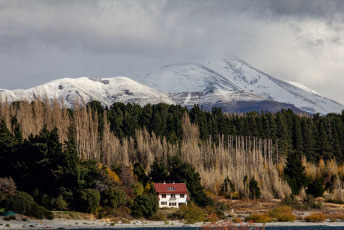 Bariloche, Argentina.- En las fotos tomadas el 2 de mayo del 2023, muestra la ciudad de Bariloche que empezó a teñirse de blanco tras la llegada de las primeras nevadas del año. Con temperaturas que se mantuvieron por debajo de los cero grados y fuertes vientos, la zona cordillerana afrontó un clima frío que incluso provocó que el Servicio Meteorológico Nacional emitiera alertas.