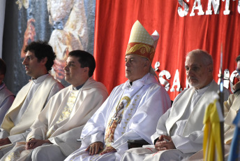 Paraná, Argentina.- En las fotos tomadas el 1 de mayo del 2023, presidida por Monseñor Puiggari, la Iglesia católica celebró la Fiesta de San José Obrero, patrono de los trabajadores. Con dos feriados nacionales, uno de ellos extendido con fines turísticos, mayo propone diversas actividades tradicionalistas para conmemorar un nuevo aniversario de la Revolución de 1810 y diversas celebraciones patronales como la Fiesta Nacional del Gaucho, en Salta, o la santiagueña del Señor de los Milagros de Mailín, entre otras exposiciones, maratones y concursos de pesca.