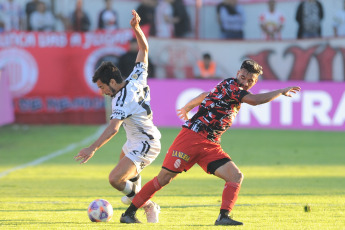 Buenos Aires, Argentina.- En las fotos tomadas el 15 de mayo del 2023, durante el partido entre Barracas Central y Central Córdoba de Santiago del Estero en el estadio "Claudio 'Chiqui' Tapia, en uno de los partidos de la Liga Profesional de Fútbol (LPF). Barracas empató ante Central Córdoba. El "ferroviario" comenzó ganando con los goles de Lucas Gamba (13') y Facundo Castelli (37'), mientras que Iván Tapia (59'), de penal, y Franco Frías (88') igualó para el "guapo".