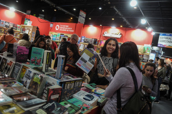 Buenos Aires, Argentina.- En las fotos tomadas el 5 de mayo del 2023, argentinos visitan la Feria del Libro de Buenos Aires en La Rural. Continúa la 47° edición de la Feria Internacional del Libro de Buenos Aires, el mayor acontecimiento cultural argentino y de gran resonancia en Latinoamérica. Tras un 2022 histórico, que batió récords y tuvo la visita de más de 1.300.000 lectores, la Feria tiene un cronograma mayor al de la última edición, ya que cuenta con más de 2.000 actividades -500 más-, durante las casi tres semanas de exposición.