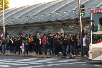 Buenos Aires, Argentina.- En las fotos tomadas el 15 de mayo del 2023, las personas esperan en una estación de subte en medio de una medida de fuerza que mantenía paralizado el servicio de la línea C, con recorrido entre Retiro y Constitución. El servicio del subte porteño fue interrumpido, en diferentes líneas y horarios. La medida colapsó la red de colectivos en medio de cortes y manifestaciones.