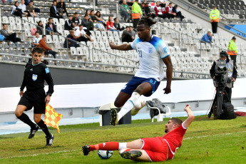 La Plata, Argentina.- En las fotos tomadas el 22 de mayo del 2023, durante el partido entre Inglaterra y Túnez en el Mundial Sub20 de Argentina en el estadio Único Diego Maradona de La Plata. Con un cabezazo del artillero Dane Scarlett, el campeón europeo Inglaterra venció 1-0 a Túnez. Inglaterra, busca su segundo torneo mundial tras el obtenido en 2017, por lo que lidera con tres puntos el Grupo E.