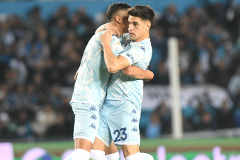 Buenos Aires, Argentina.- En las fotos tomadas el 8 de mayo del 2023, durante el encuentro entre Racing y Talleres de Córdoba en un partido por la decimoquinta fecha del torneo de la Liga Profesional de Fútbol (LPF) en el Estadio Presidente Perón. Racing cayó derrotado como local por 4 a 2 frente a Talleres, que quedó en el cuarto puesto del certamen.