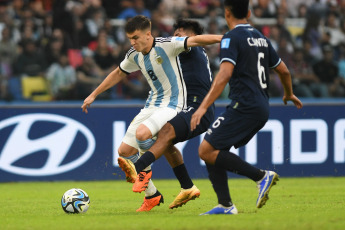 Santiago del Estero, Argentina.- En las fotos tomadas el 23 de mayo del 2023, durante el partido entre Argentina y Guatemala en el estadio Madre de Ciudades de Santiago del Estero por la fecha 2 del Grupo A del Mundial Sub 20. Argentina derrotó 3-0 a Guatemala, consiguiendo su segundo triunfo en la competición, luego de vencer en la primera jornada a Uzbekistán por 2-1. Los goles de la ‘Albiceleste’ fueron anotados por Alejo Veliz (17′), Luka Romero (65′) y Maximo Perrone (90+8′).