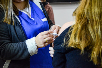 San Juan, Argentina.- En las fotos tomadas el 29 de mayo del 2023, profesionales de la salud participan de una jornada de vacunación contra el coronavirus. El Gobierno nacional a través del Ministerio de Salud actualizó las recomendaciones para aplicarse refuerzos de la vacuna contra el Covid-19. El principal cambio es la modificación de los intervalos para darse las nuevas dosis. Para grupos de riesgo como mayores de 50 años, pacientes inmunocomprometidos y embarazadas, el refuerzo deberá aplicarse 6 meses después de la última dosis mientras que para personas sin factores de riesgo, se recomienda aplicar una dosis de refuerzo anual.