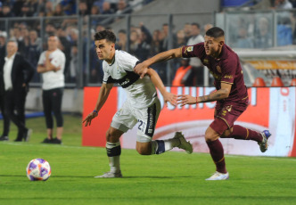 La Plata, Argentina.- En las fotos tomadas el 15 de mayo del 2023, durante el partido entre Gimnasia y Lanús en un partido de la jornada 16 de la Liga Profesional Argentina en el Estadio Juan Carmelo Zerillo. Gimnasia venció por 1-0 a Lanús como local con un gol de Maximiliano Comba, a los 92 minutos. En la próxima fecha, Gimnasia se medirá con Godoy Cruz, mientras que Lanús tendrá como rival a Newell’s.