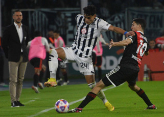 Córdoba, Argentina.- En las fotos tomadas el 14 de mayo del 2023, durante el partido entre Talleres y River Plate por la fecha 16 de la Liga Profesional Argentina en el Estadio Mario Alberto Kempes, de la ciudad de Córdoba. Talleres venció 2-1 a River, con goles de Rodrigo Garro (63 y 73) y sumó tres puntos posicionándose en la tercera casilla de la tabla con 30 puntos.